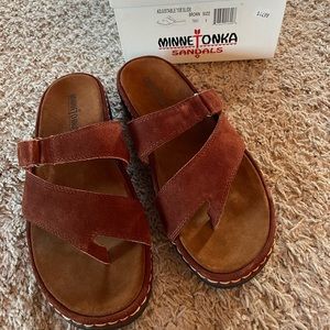 Minnetonka Adjustable Toe Slide Brown NEW IN BOX